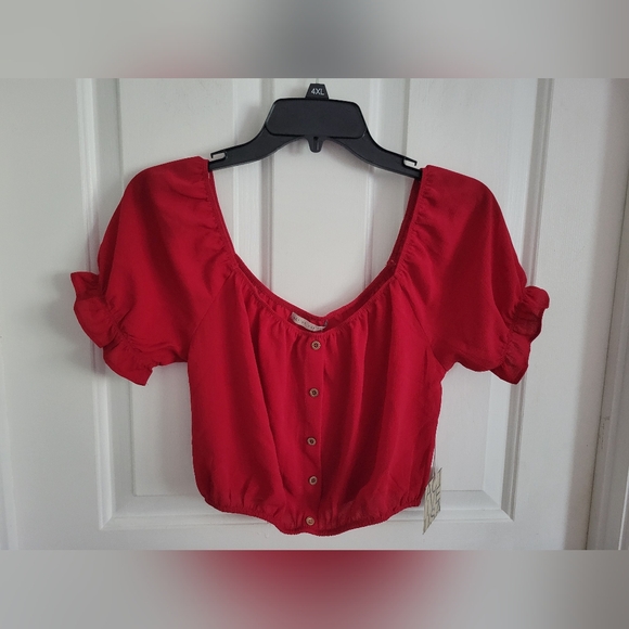 Active USA Tops - Active USA Women’s Red Puff Sleeve Button Front Crop Top Size Small NWT
